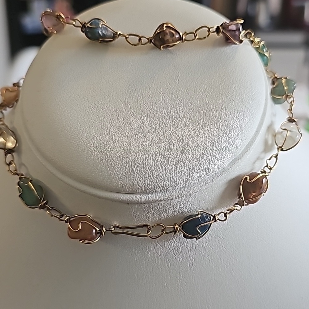 21” semi pecious gemstones in goldtone wire - Picture 4 of 5